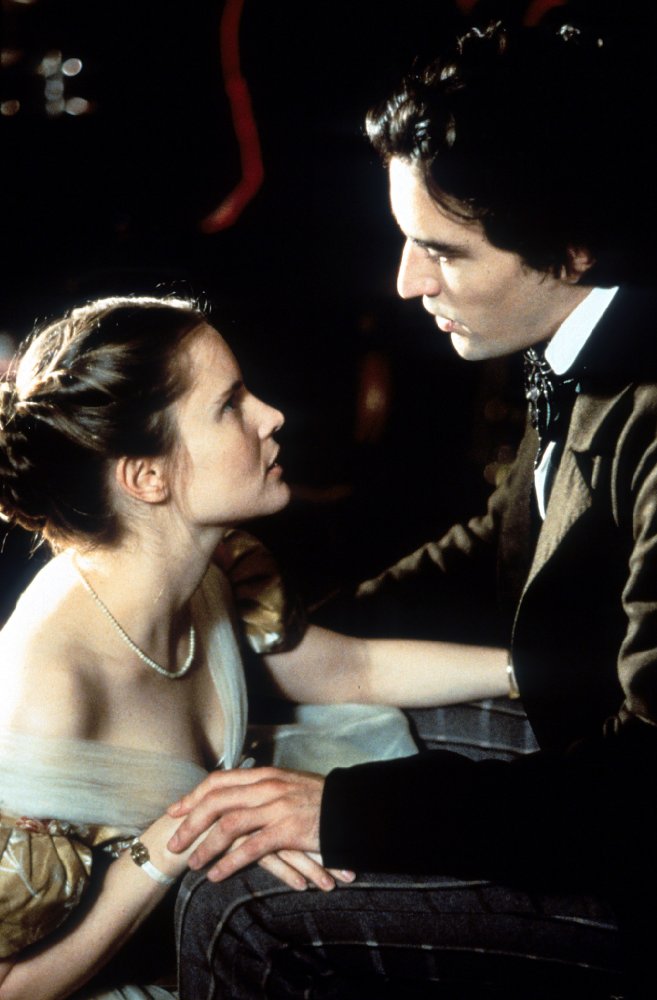 Jennifer Jason Leigh